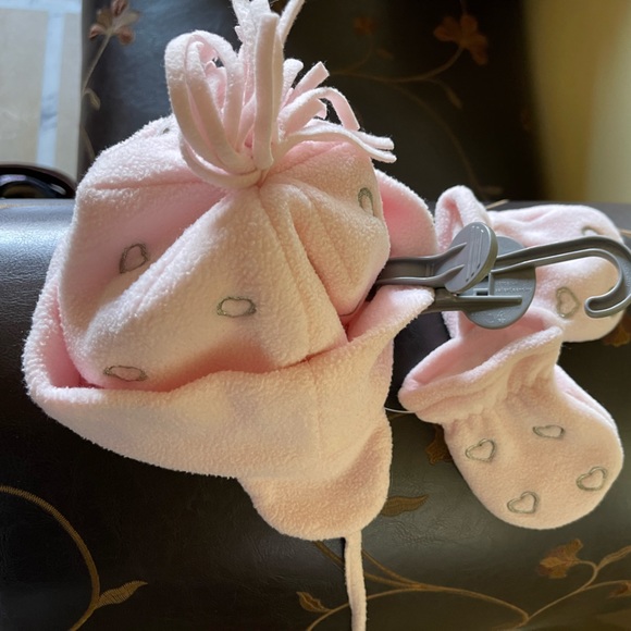 Two pieces Baby girl hats & cloves - Picture 4 of 13